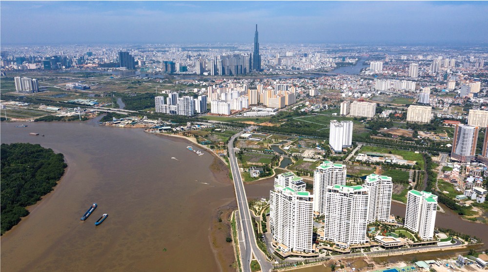 HCMC residents prepare to live with Covid-19 under new-normal state ảnh 2
