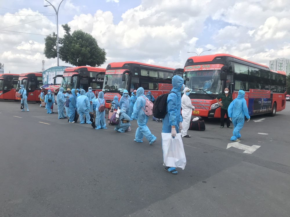 Over 28,000 returners from HCMC arrive home safe, healthy ảnh 1