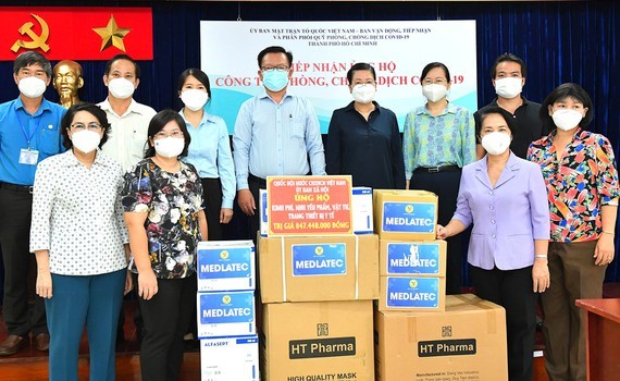 NA Committee gives Covid-19 support package worth VND848 mln to HCMC ảnh 1