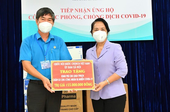 NA Committee gives Covid-19 support package worth VND848 mln to HCMC ảnh 3