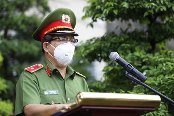 HCMC Police give gifts to Covid-19 hit people in Thu Duc City  ảnh 3