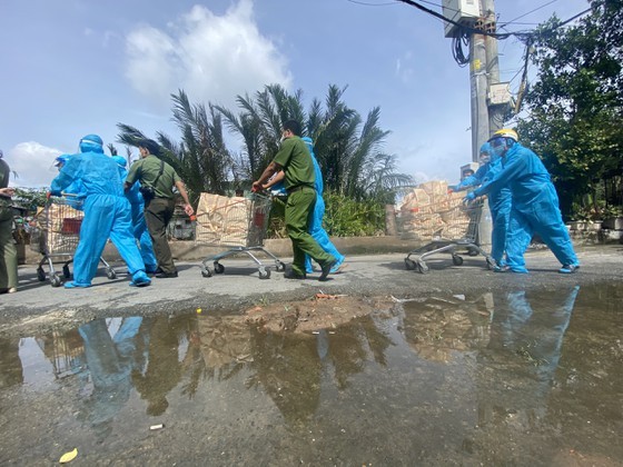 HCMC Police give gifts to Covid-19 hit people in Thu Duc City  ảnh 9