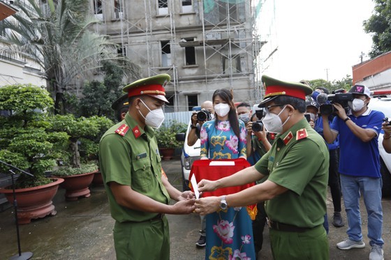 HCMC Police give gifts to Covid-19 hit people in Thu Duc City  ảnh 6