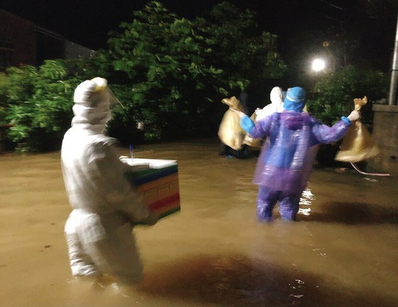 Storm-triggered flooding disrupts traffic in Central region  ảnh 7