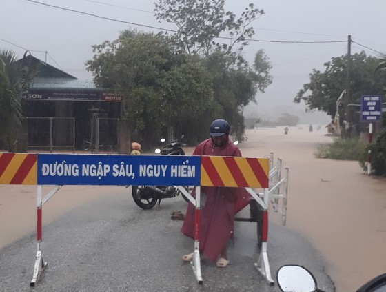 Storm-triggered flooding disrupts traffic in Central region  ảnh 4
