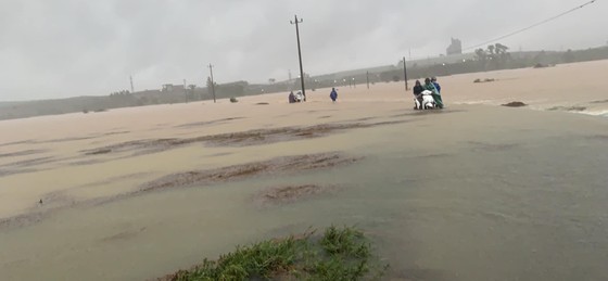 Storm-triggered flooding disrupts traffic in Central region  ảnh 6