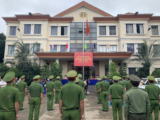 HCMC Police give gifts to Covid-19 hit people in Thu Duc City  ảnh 4