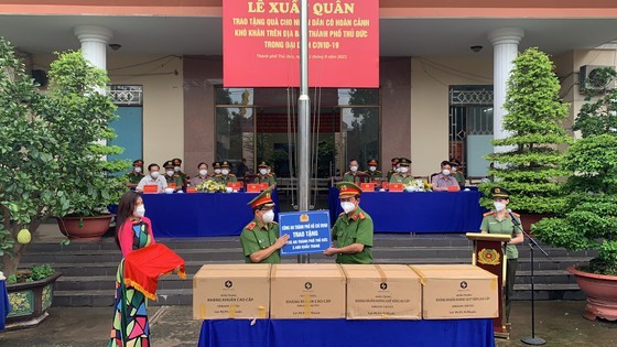 HCMC Police give gifts to Covid-19 hit people in Thu Duc City  ảnh 1