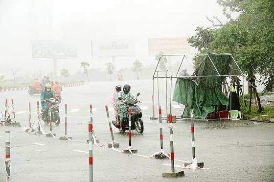 Storm-triggered flooding disrupts traffic in Central region  ảnh 10
