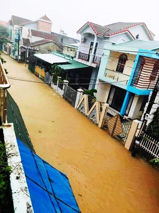 Conson brings power outages, flooding in Central region ảnh 1