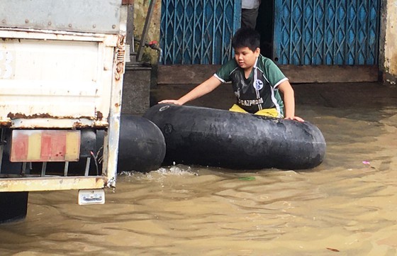 Conson brings power outages, flooding in Central region ảnh 2