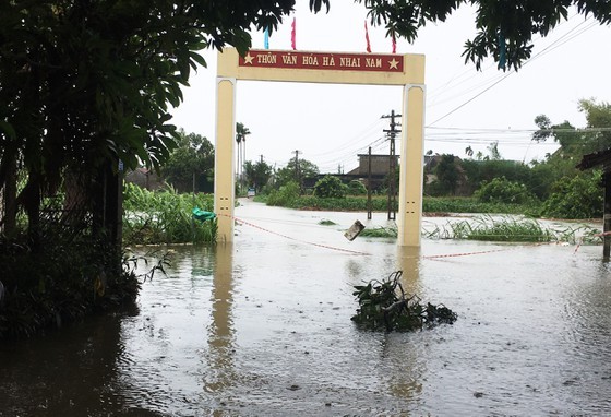 Conson brings power outages, flooding in Central region ảnh 4