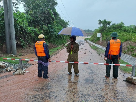Conson brings power outages, flooding in Central region ảnh 6