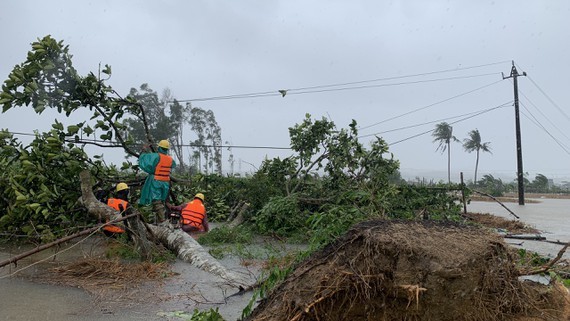 Conson brings power outages, flooding in Central region ảnh 9
