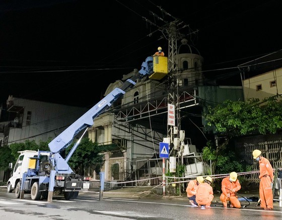 Conson brings power outages, flooding in Central region ảnh 10