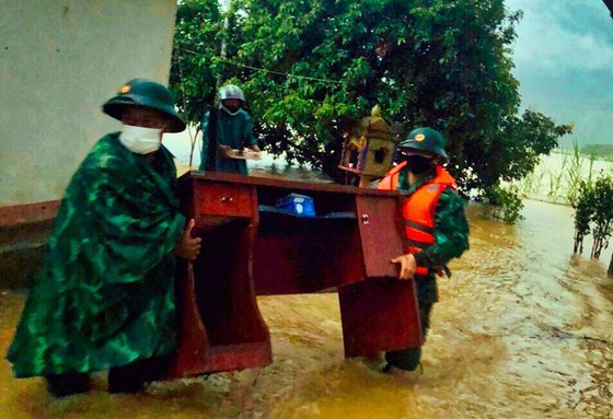 Conson brings power outages, flooding in Central region ảnh 13