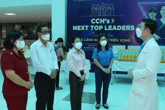 NA delegation of HCMC gives mid-autumn festival gifts to pediatric patients  ảnh 6