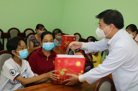 NA delegation of HCMC gives mid-autumn festival gifts to pediatric patients  ảnh 2