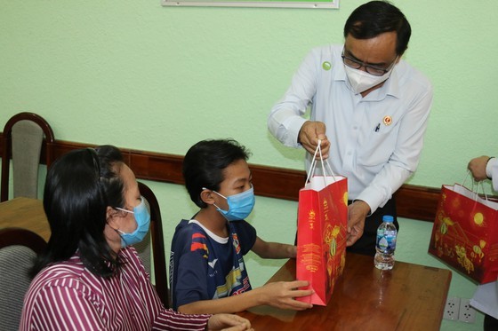 NA delegation of HCMC gives mid-autumn festival gifts to pediatric patients  ảnh 4