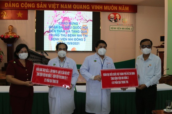 NA delegation of HCMC gives mid-autumn festival gifts to pediatric patients  ảnh 5