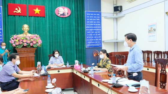 Senior leaders of HCMC visit Covid-19 hit people facing difficult circumstances  ảnh 11