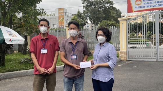 Senior leaders of HCMC visit Covid-19 hit people facing difficult circumstances  ảnh 10