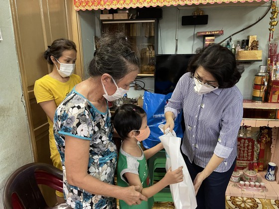 Senior leaders of HCMC visit Covid-19 hit people facing difficult circumstances  ảnh 9