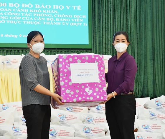 Senior leaders of HCMC visit Covid-19 hit people facing difficult circumstances  ảnh 8