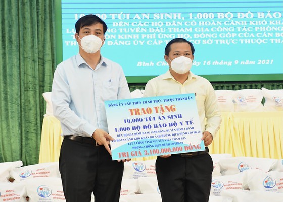 Senior leaders of HCMC visit Covid-19 hit people facing difficult circumstances  ảnh 1