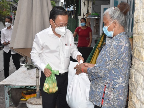 Senior leaders of HCMC visit Covid-19 hit people facing difficult circumstances  ảnh 7