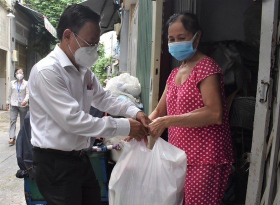 Senior leaders of HCMC visit Covid-19 hit people facing difficult circumstances  ảnh 6