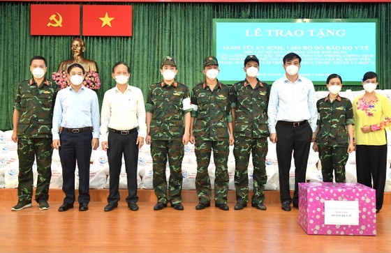 Senior leaders of HCMC visit Covid-19 hit people facing difficult circumstances  ảnh 5