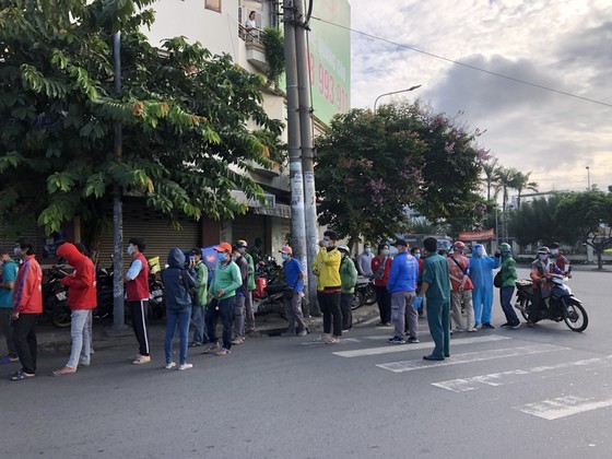 HCMC streets more crowded, shippers make long queues for Covid-19 testing ảnh 5