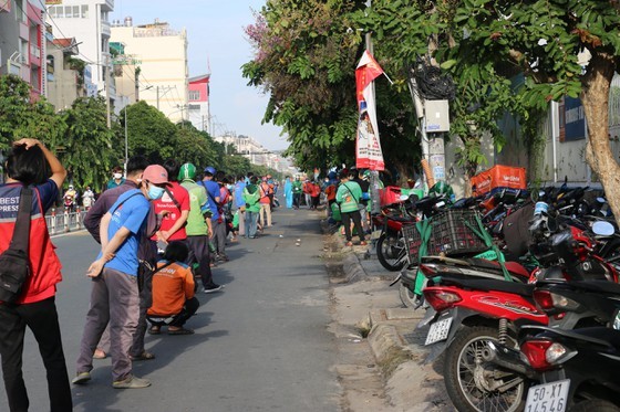 HCMC streets more crowded, shippers make long queues for Covid-19 testing ảnh 6