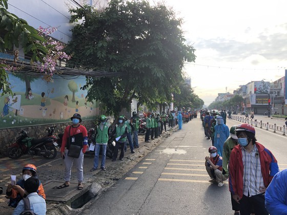 HCMC streets more crowded, shippers make long queues for Covid-19 testing ảnh 4