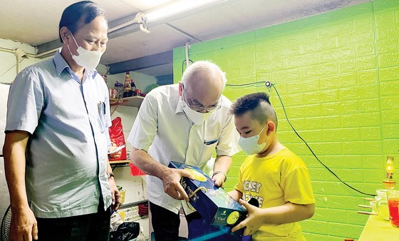 City leaders visit, encourage children orphaned by Covid-19  ảnh 2