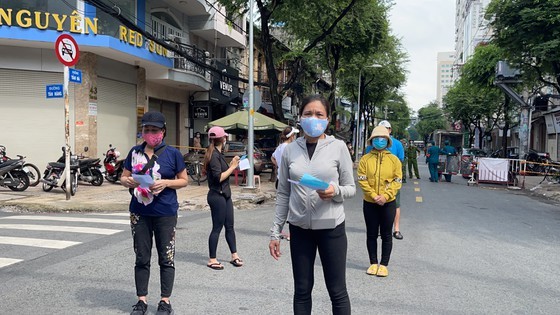 District 5 opens one more field market serving people in Covid-19 free area ảnh 5