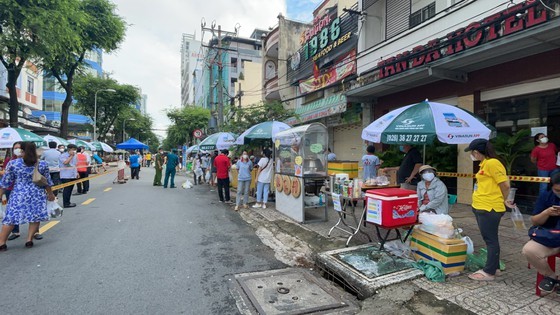 District 5 opens one more field market serving people in Covid-19 free area ảnh 4