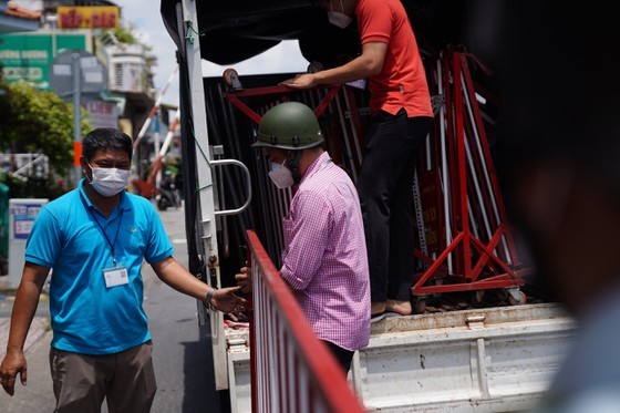 HCMC removes barriers on numerous roads, alleys  ảnh 3
