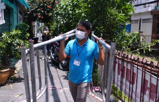 HCMC removes barriers on numerous roads, alleys  ảnh 2