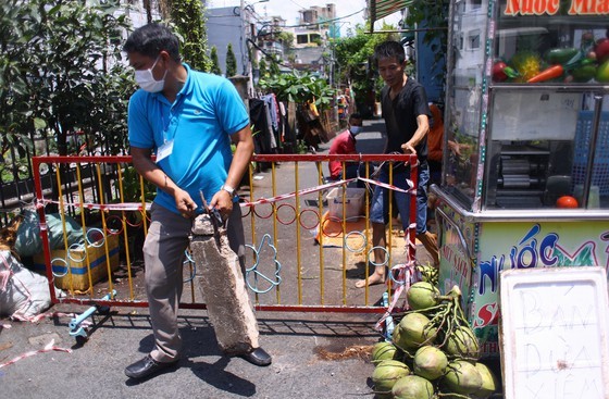HCMC removes barriers on numerous roads, alleys  ảnh 7