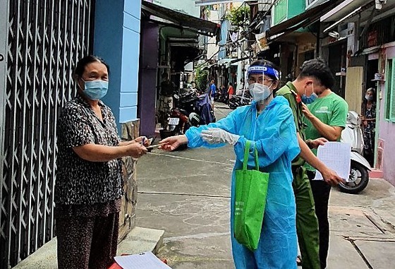 HCMC simultaneously disburses 3rd relief package to Covid-19 hit people ảnh 2