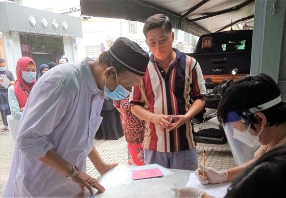 HCMC simultaneously disburses 3rd relief package to Covid-19 hit people ảnh 4