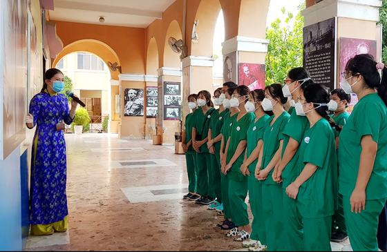 Doctors, medical staff visit HCMC Museum, Can Gio District ảnh 2