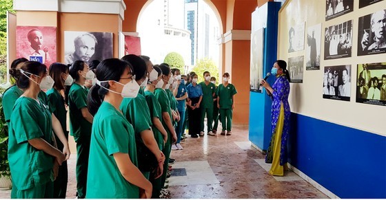 Doctors, medical staff visit HCMC Museum, Can Gio District ảnh 3