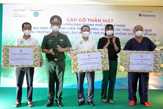 Doctors, medical staff visit HCMC Museum, Can Gio District ảnh 9