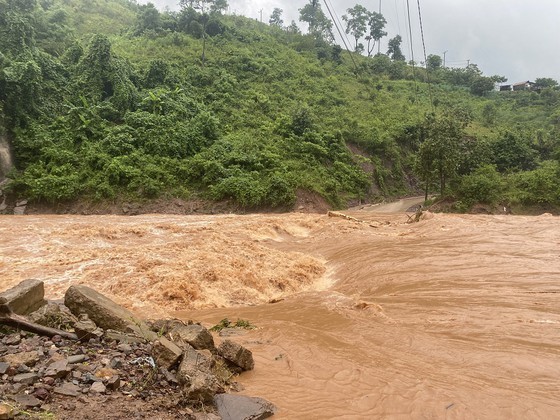 Extreme rains separate mountainous areas of Quang Tri Province ảnh 3