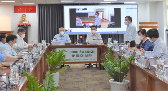 City residents safely, flexibly adapt to new normalcy situation   ảnh 3