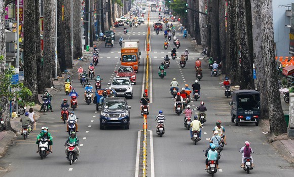 City residents safely, flexibly adapt to new normalcy situation   ảnh 1