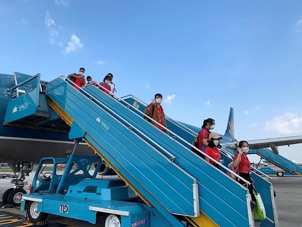 Vietnam Airlines brings home volunteer students, medical workers ảnh 2